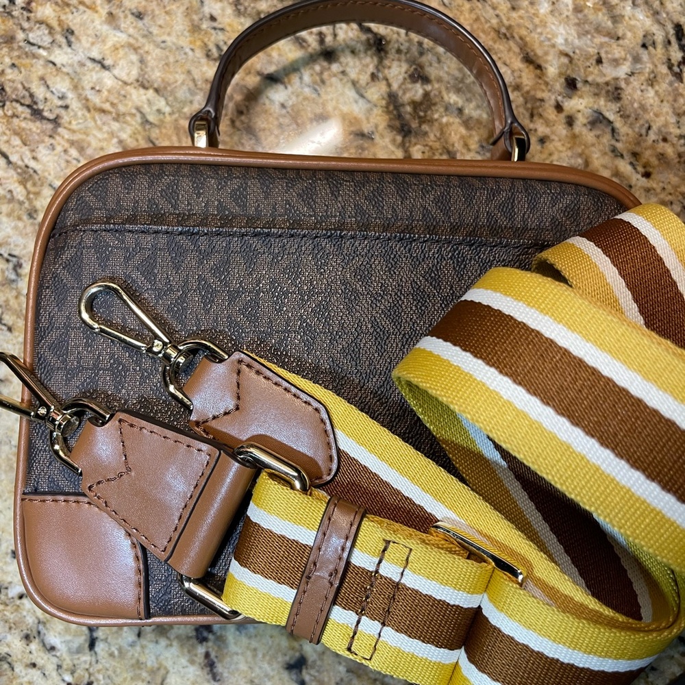 MICHAEL KORS camera bag crossbody in Dark-Brown
